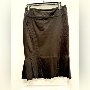 Women’s size 3/4 stretch black pencil skirt. Zip back🖤Ruffle detail on bottom.🖤